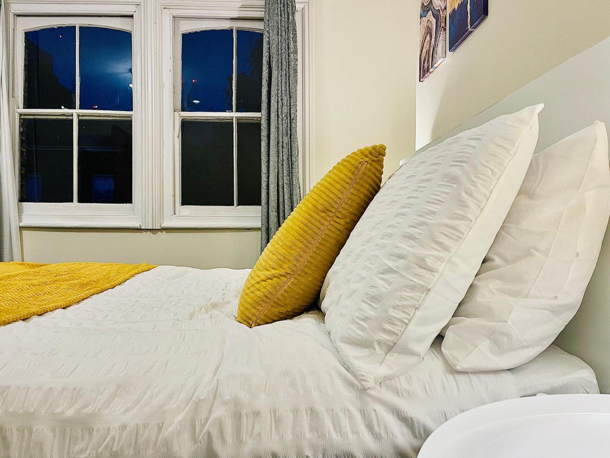 2 Bedroom Flat In Central Лондон Экстерьер фото